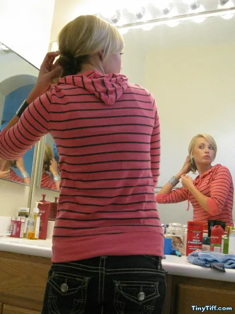 PAWG Blonde in Jeans Shows Her Whale Tail in the Mirror – photo 9 of 16