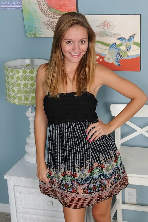 Chandler Fay: Busty Brunette Pulls Aside Her Panties and Spreads Wide – photo 1 of 16