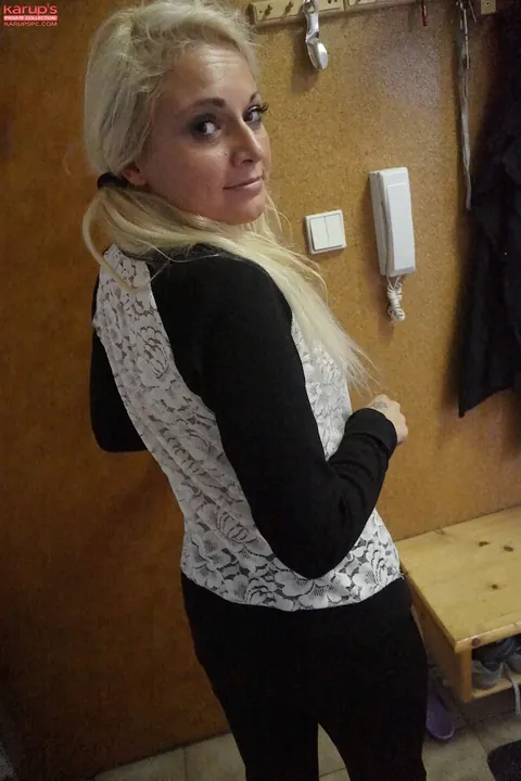 Nicol White: Tattooed Blonde Fingers Her Pussy in the Kitchen – photo 1 of 21
