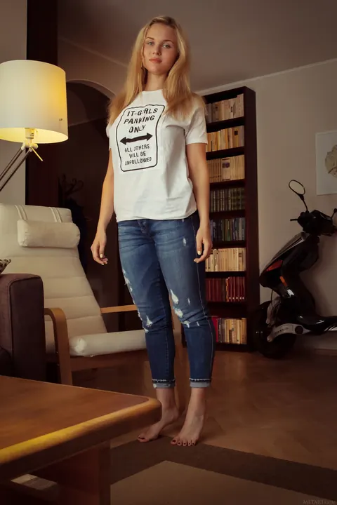 Caroline Abel: Thick Brunette Strips Out of Her Jeans and Spreads Her Ass – photo 1 of 21