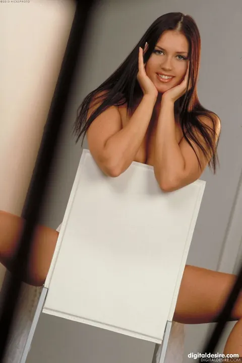 Veronica da Souza: Brunette Strips Nude and Poses Showing Her Ass and Breasts – photo 10 of 21