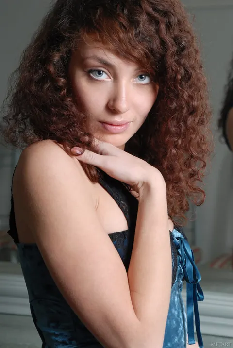Curly Woman Strips Nude and Spreads Her Pussy – photo 2 of 21