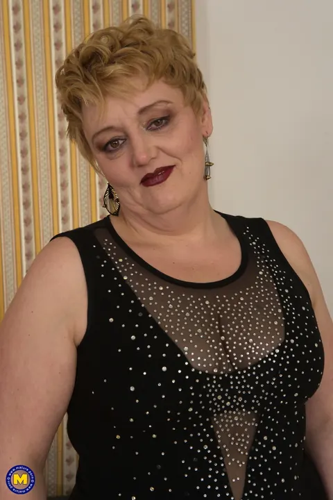 Two Mature BBW Women in Dresses and Stockings Kiss – photo 10 of 12