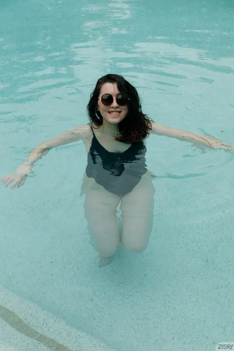 Ophelia Palantine: Thick Ukrainian Brunette with Big Tits Spreads Outdoors in Glasses – photo 8 of 12