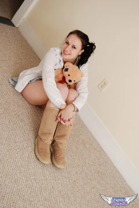 Emily Love: Amateur PAWG Lifts Her Top and Spreads Her Ass – photo 12 of 12