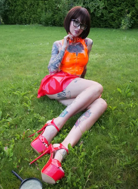 Skinny Redhead in Stockings and Glasses Poses Outdoors – photo 6 of 14