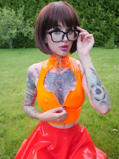 Skinny Redhead in Stockings and Glasses Poses Outdoors – photo 7 of 14