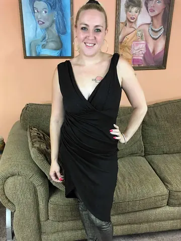 Curvy Latina MILF in High Heels Gives a Blowjob and Takes a Facial