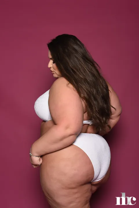 Yazmin Fox: Curvy Brunette MILF in a Bikini Flaunts Her Huge Tits and Big Ass – photo 5 of 20