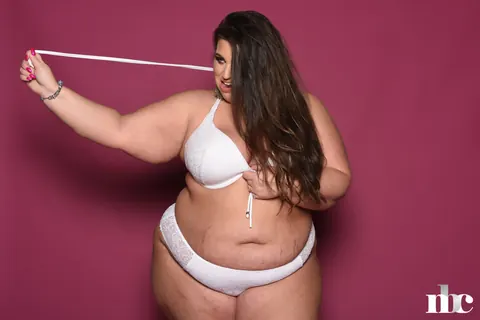 Yazmin Fox: Curvy Brunette MILF in a Bikini Flaunts Her Huge Tits and Big Ass – photo 12 of 20