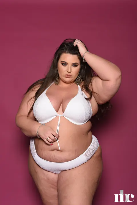 Yazmin Fox: Curvy Brunette MILF in a Bikini Flaunts Her Huge Tits and Big Ass – photo 4 of 20