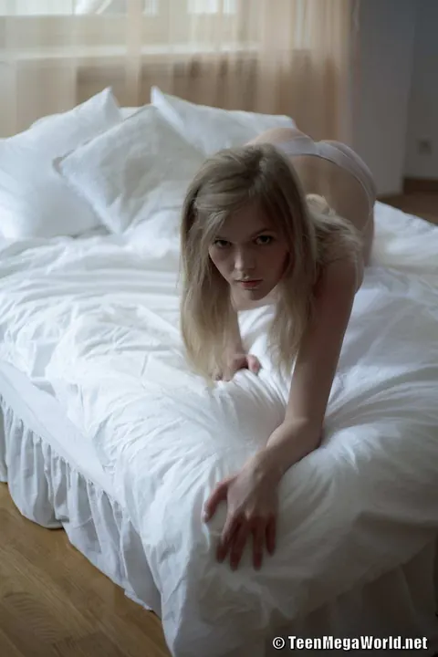 Thick Blonde Spreads Her Shaved Pussy on the Bed – photo 12 of 15