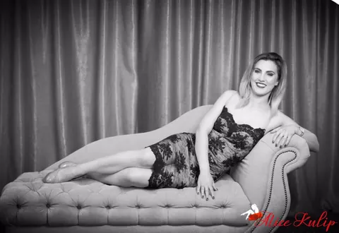 Alice Kulip: Tall Blonde MILF Poses in a Dress and High Heels – photo 4 of 15