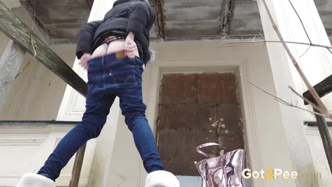 Woman in Jeans and Boots Pulls Them Down to Piss on the Steps – photo 13 of 15