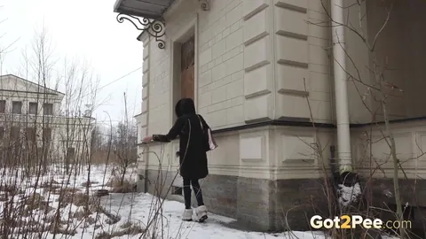 Woman in Jeans and Boots Pulls Them Down to Piss on the Steps – photo 15 of 15