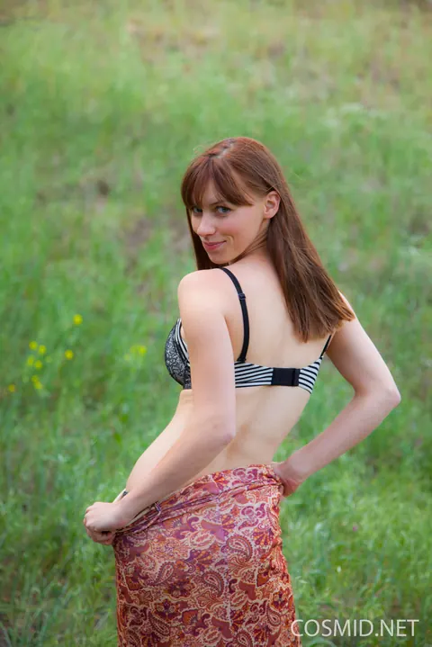 Jessica Fisher: Thick Redhead with Big Tits Undresses Outdoors in a Skirt – photo 6 of 16