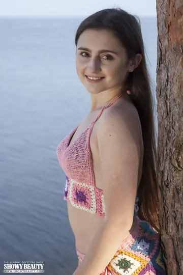 PAWG in a Bikini Spreads Her Legs on the Beach