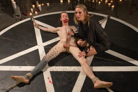 Mona Wales: Tall Blonde MILF Dominates with Handjob and Spreads Her Legs – photo 15 of 20