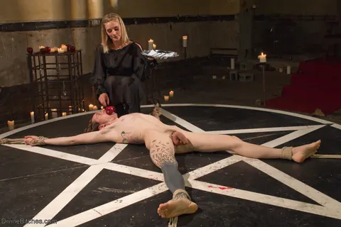 Mona Wales: Tall Blonde MILF Dominates with Handjob and Spreads Her Legs – photo 1 of 20