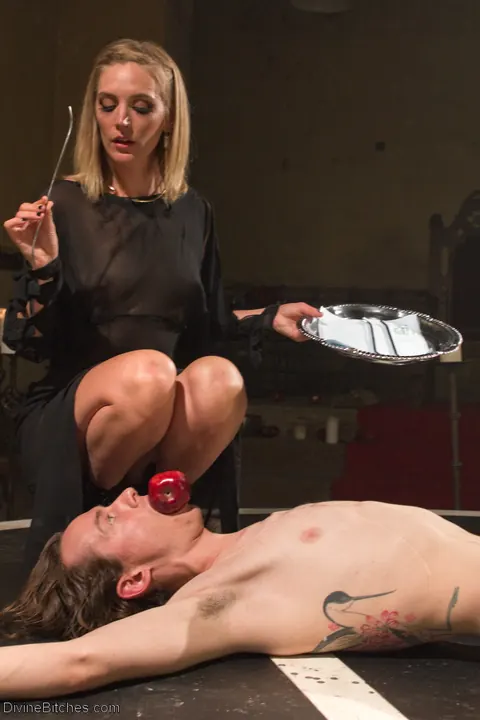 Mona Wales: Tall Blonde MILF Dominates with Handjob and Spreads Her Legs – photo 2 of 20