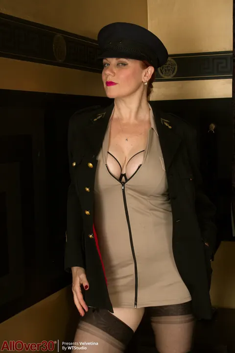 Velvetina Fox: Tall Redhead MILF with Big Natural Tits Undresses and Poses – photo 1 of 21