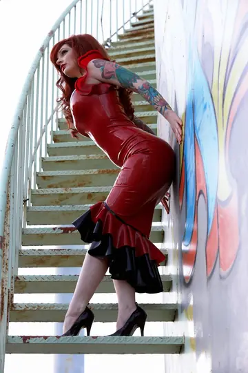 Vanessa Lake – Busty Redhead MILF Sheds Her Latex Dress Outdoors and Spreads