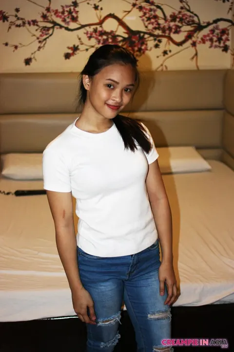 Asian Brunette Poses in Jeans and Top in a Hotel Room – photo 3 of 14