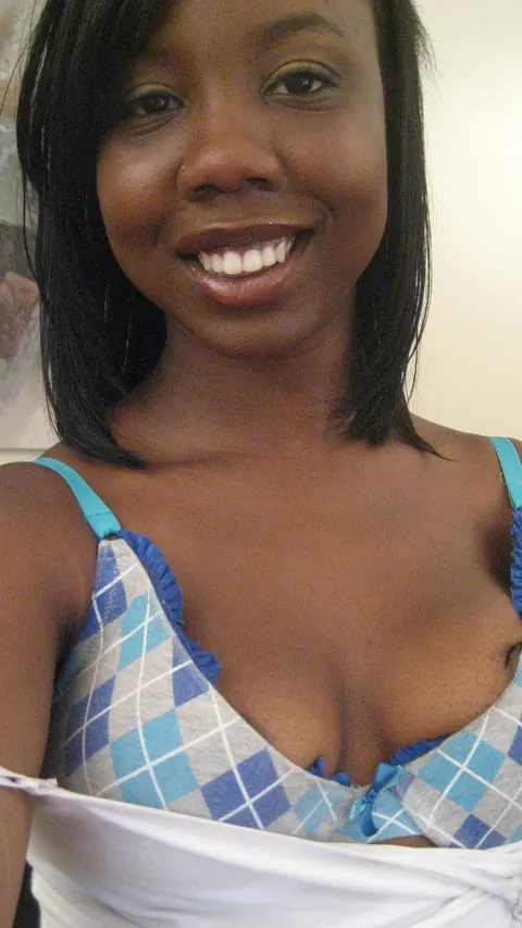 Ebony Amateur Kisses Her Partner and Fucks in Selfies – photo 19 of 21