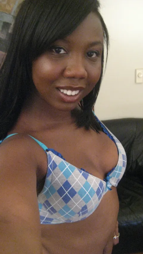 Ebony Amateur Kisses Her Partner and Fucks in Selfies – photo 1 of 21