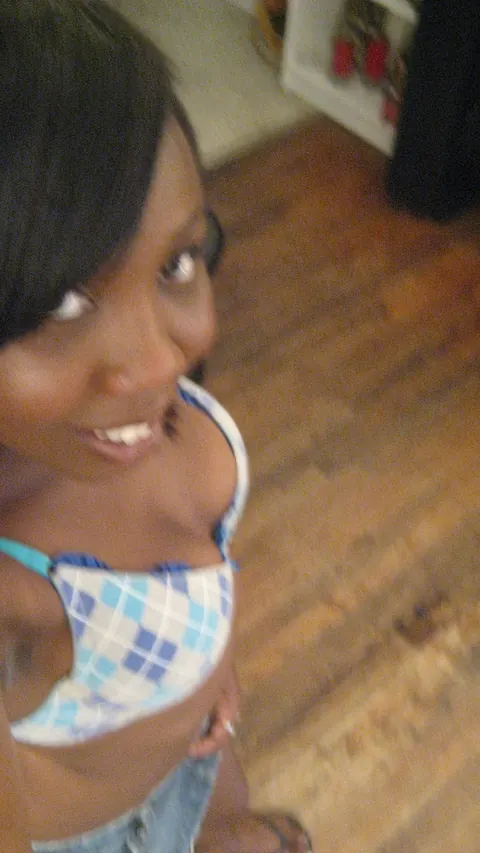 Ebony Amateur Kisses Her Partner and Fucks in Selfies – photo 2 of 21