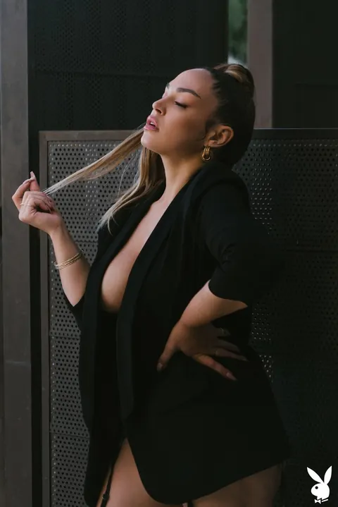 Curvy Short-Haired Model Strips Out of Her Lingerie in High Heels – photo 4 of 20