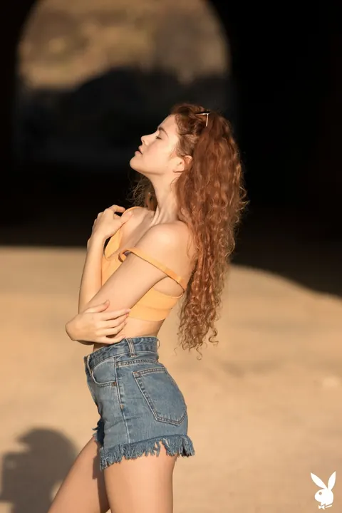Heidi Romanova: Italian Redhead in Glasses Spreads Her Pussy on the Beach – photo 1 of 21