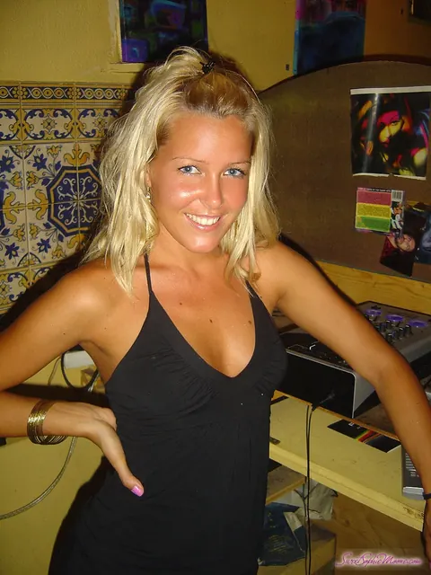 Sophie Moone: Tall European MILF Undresses and Spreads Her Legs – photo 8 of 16