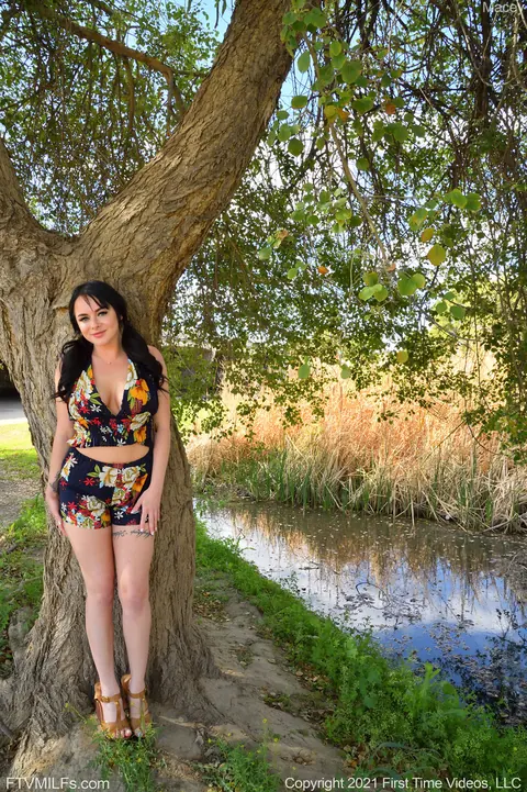 Thick MILF in Heels Spreads in the Forest – photo 14 of 21