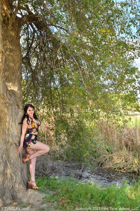 Thick MILF in Heels Spreads in the Forest – photo 13 of 21