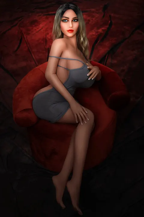 Busty Woman Undresses and Bares Her Nipples – photo 12 of 14