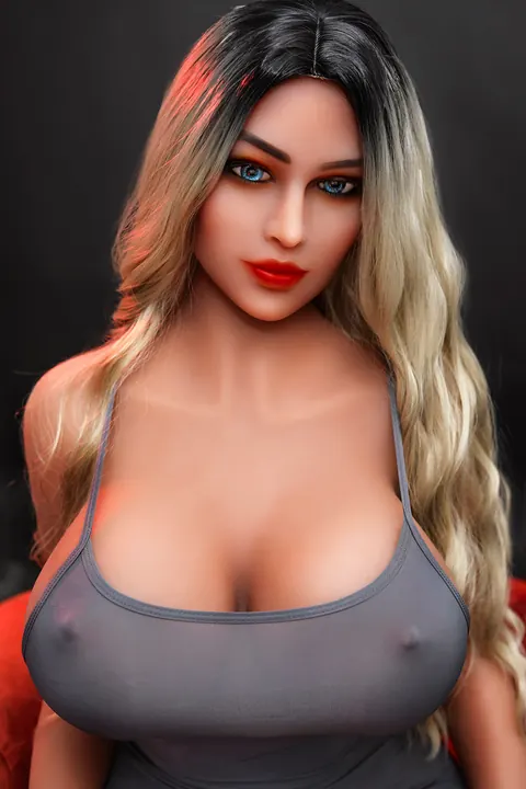 Busty Woman Undresses and Bares Her Nipples – photo 10 of 14