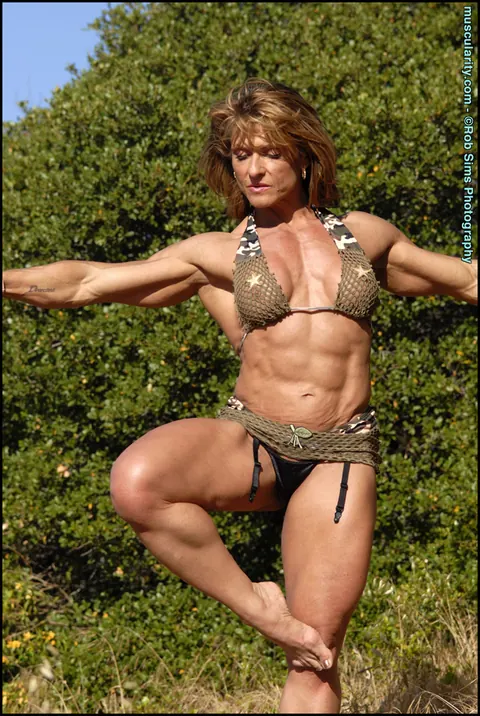 Emery Miller: Muscular PAWG MILF in a Bikini Spreads Her Big Ass Outdoors – photo 2 of 15