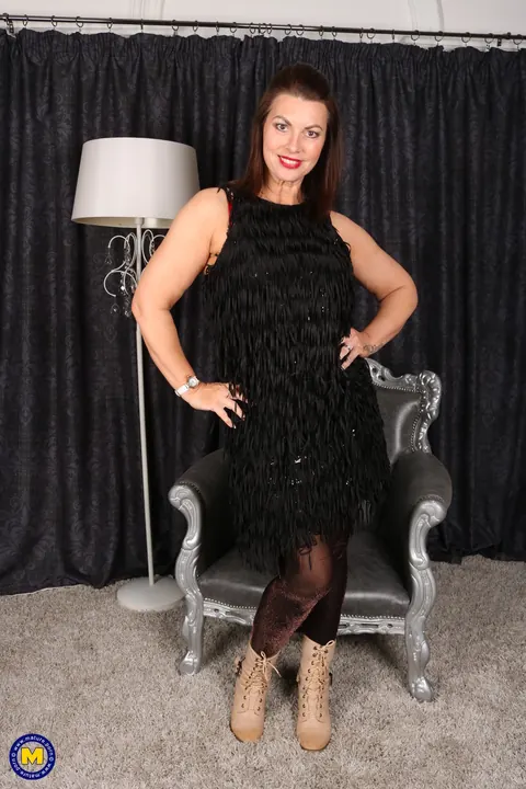 Christine O: British MILF Strips and Shows Off Her Curvy Figure – photo 3 of 20