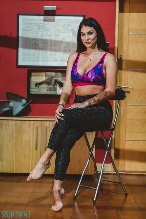 Roxy Mendez: British Babe Strips Out of Her Yoga Pants on a Stool – photo 4 of 12