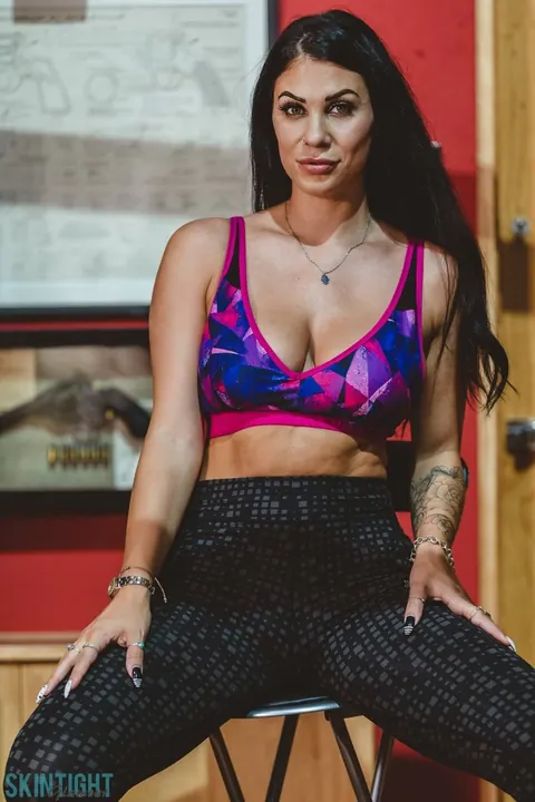 Roxy Mendez: British Babe Strips Out of Her Yoga Pants on a Stool – photo 1 of 12