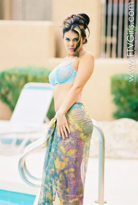 Thick Amateur Shows Her Big Tits and Ass by the Pool – photo 8 of 21