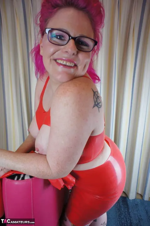 Mollie Foxxx: Curvy British MILF Poses in Latex, Heels and Glasses – photo 10 of 16