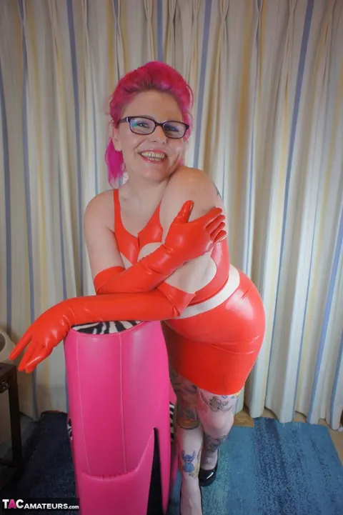 Mollie Foxxx: Curvy British MILF Poses in Latex, Heels and Glasses – photo 2 of 16