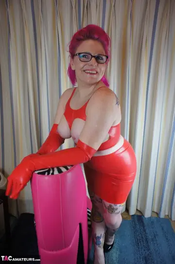 Mollie Foxxx – Curvy British MILF Poses in Latex, Heels and Glasses