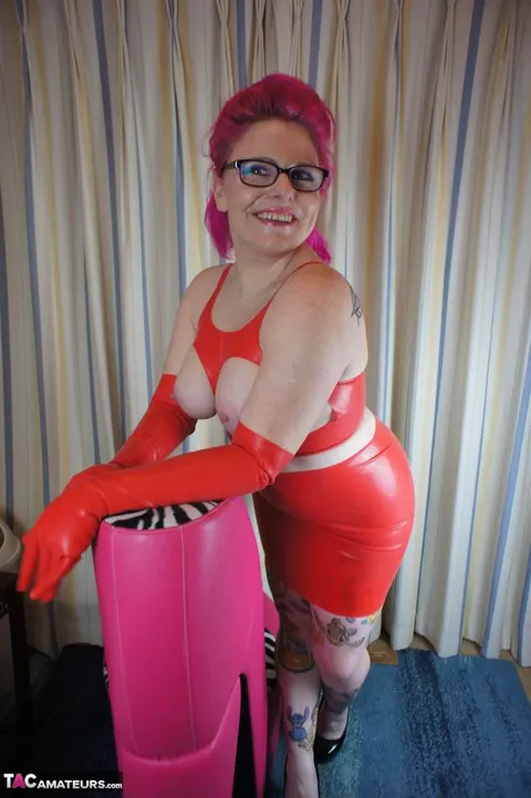 Mollie Foxxx: Curvy British MILF Poses in Latex, Heels and Glasses – photo 1 of 16