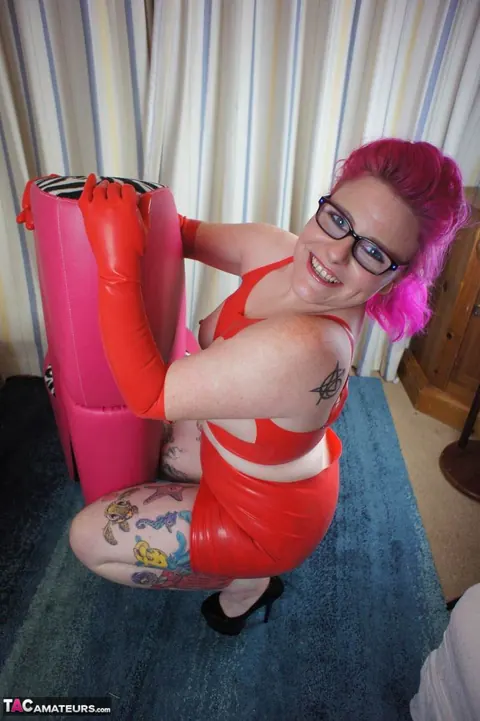 Mollie Foxxx: Curvy British MILF Poses in Latex, Heels and Glasses – photo 5 of 16
