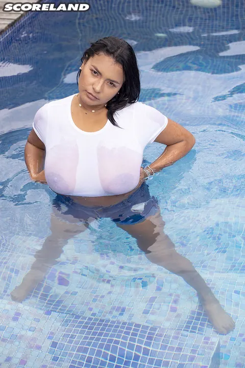 Kim Beltran: Brunette Latina MILF Shows Her Big Natural Tits in the Pool – photo 11 of 16