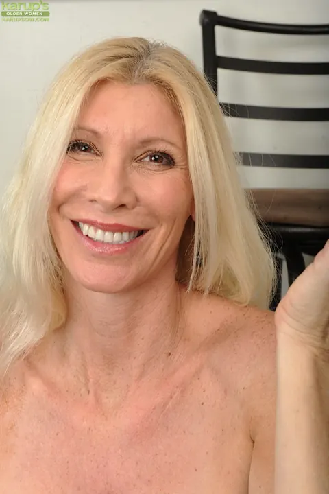 Cameo: Tall Mature PAWG Pulls Panties Aside and Spreads Her Legs in Heels – photo 16 of 16