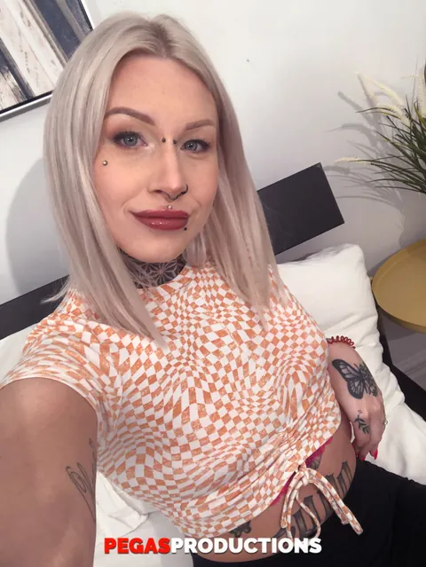 Blonde PAWG Sucks Cock in a Selfie – photo 13 of 20